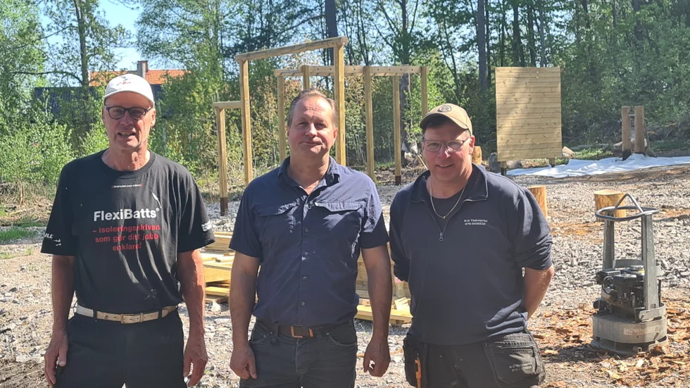 Snart är arbetet färdigt med Tunas nya utegym. Björn Pettersson (till vänster), Åke Hammarskjöld och Nils Olof Törnqvist har alla varit med och slitit för att få det redo till premiärdagen. 