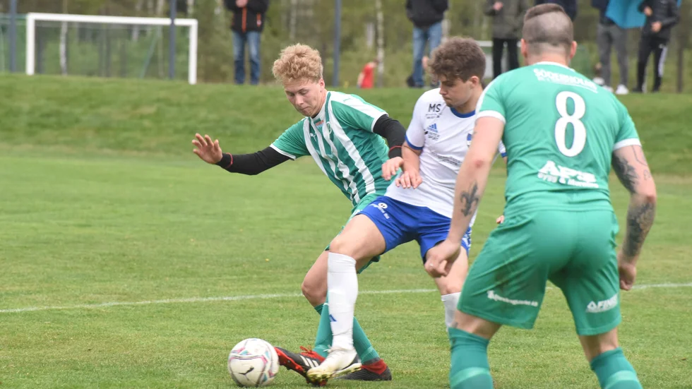 Linus Hemmingsson blev stor matchhjälte för Storebro IF i seriepremiären mot Överum där han svarade för tre mål som vände matchen.