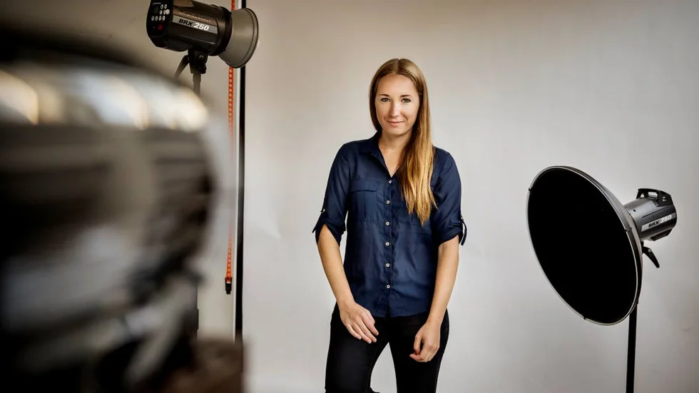 Framför kameran. Till vardags brukar Elin Stahre befinna sig bakom kameran, och motiven är bröllop, bebisar och företagsbilder, inte självporträtt.