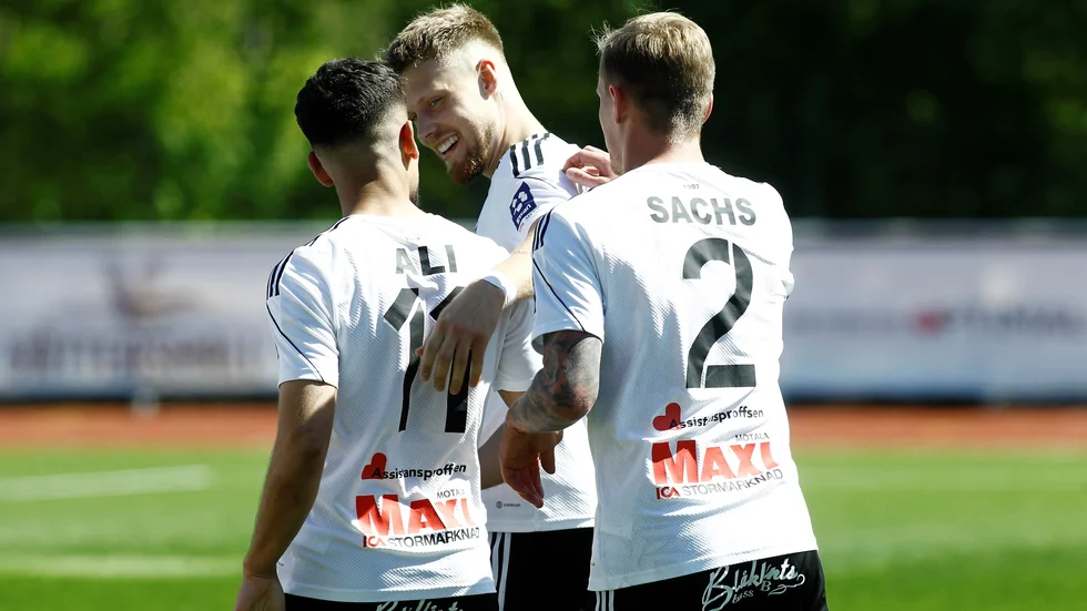 Kevin Ali kramas om av Albin Ödberg och Erik Sachs efter att han gjort matchens andra mål.