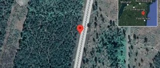 En lastbil och en personbil i trafikolycka