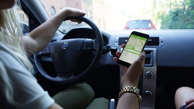 Att betala parkeringen via app eller sms blir vanligare. Mynten är på väg ut.