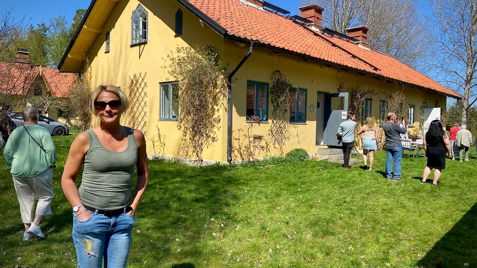 Susanne Winqvist från Norrköping funderar över om det gula, sagoliknande huset kan bli en samlingspunkt för hennes stora familj.