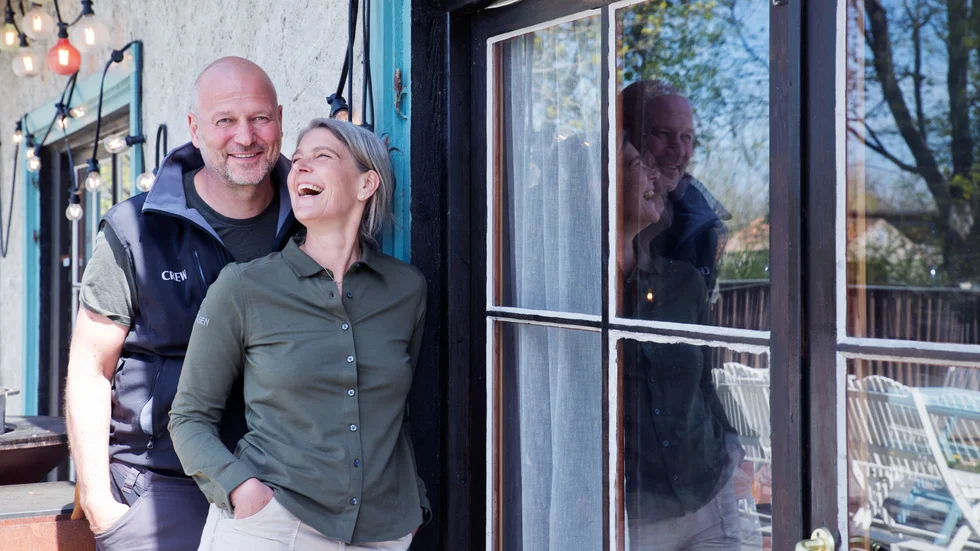Ägarparet Björn Westerholm och Cecilia Westerholm Beer utanför restaurangen på Grå Gåsen i Burgsvik. Om några veckor kommer årets artister till tv-programmet och därefter startar turistsäsongen. ”Det kommer att bli en magisk musiksommar för det här stället”, säger han.