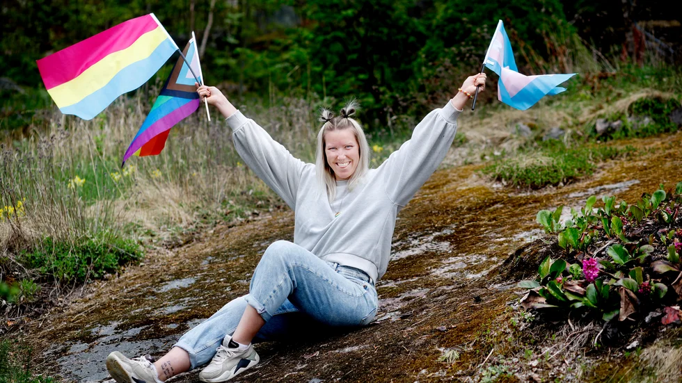 Årets invigningstalade på Springpride, Kim Arodin, visar glatt upp några av de flaggor som kommer att synas i paraden.