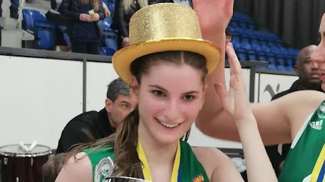 Tina Panic i guldhatt efter den KIF-fostrade spelarens seger med Telge i SM-finalen mot Luleå.