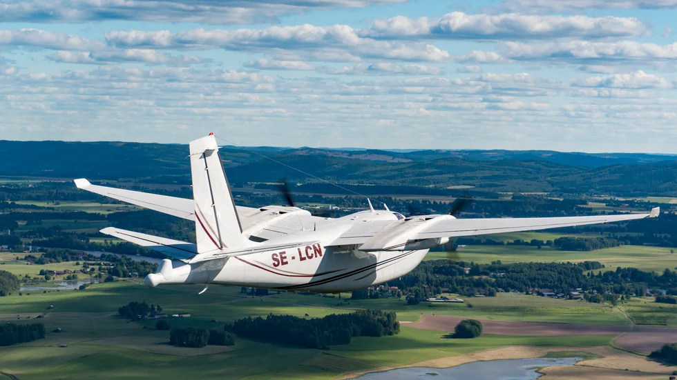 SGU och Wermlandsflyg har samarbetat sedan 60-talet. "Det är en geologisk kartläggning vi håller på med för hela Sverige och gör tillsammans med SGU. Sedan har det kommit bättre mätmetoder så det vi gör idag blir mycket bättre data av.  Den ganska liten del av Sverige vi täcker varje gång", berättar Stefan Mörck på Wermlandsflyg.