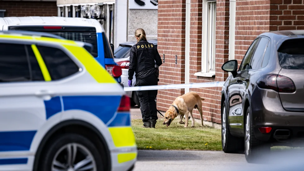 Polis på plats vid industriområdet i Helsingborg där två män skadats allvarligt i en skottlossning på torsdagen. Arkivbild.