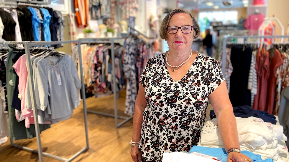 Annie Björkman har jobbat 60 år på Selma Janson i Enköping. Hon började som affärselev i manufakturaffären 1963 när hon var 16 år. "Det är roligt att hjälpa kunderna så de blir nöjda" säger Annie som inte har några tankar på att gå i pension.