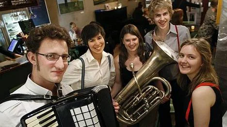 Kroke, Den flygande Bokrullen och Taraf de Haïdouks är band som inspirerat Zibur. På bilden syns Jonas Fuseth, Sofia Renemar, Kristina Lundborg, Tobias Walla och Helena Sandell inför en spelning på Ekocaféet i Uppsala.