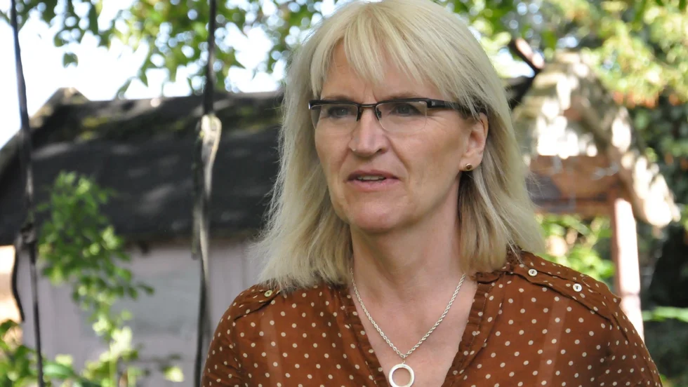 Lalla Thord tar striden för släktgården intill nya betongfabriken.