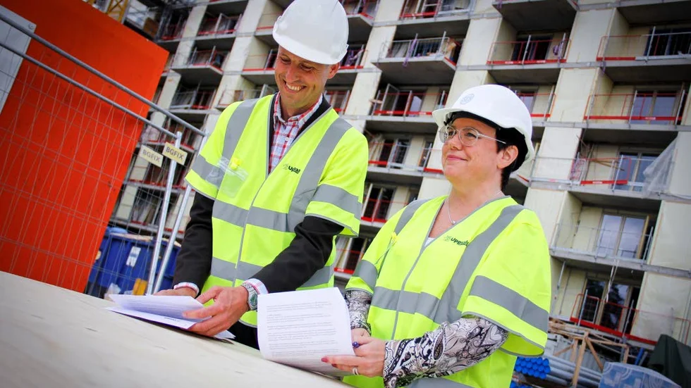 Erik Pelling (S) och Eva Nordström från Stockholms Kooperativa Bostadsförening undertecknar en avsiktsförklaring om byggande av kooperativa hyresrätter i Rosendal.