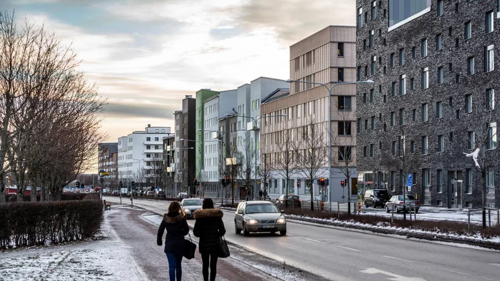 Byggboomen håller i sig i Uppsala. Här byggs nya bostäder längs Fyrislundsgatan i det omfattande byggprojektet Östra Sala backe.