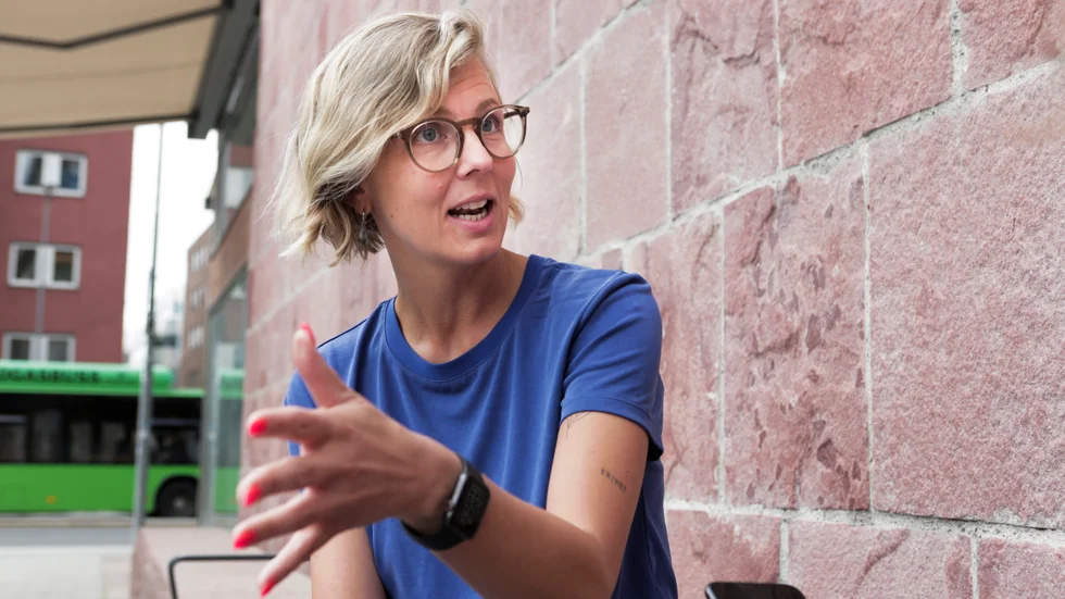 Jennie Claesson (L) frågar sig varför Centerpartiet inte ger mer pengar till den skola man säger sig prioritera.