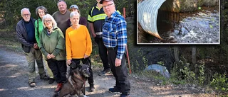 Byborna tog över vägen – och fick en rostig vägtrumma på köpet