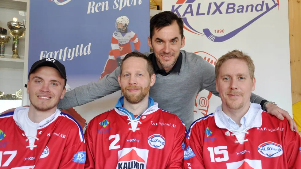 Tränarduon. Tommy Andersson (mitten) och Mattias Andersson (höger) är tränare för Kalix Bandy i år.
