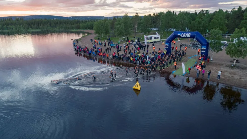 Loppet startar vid midnatt i Vassaraträsket med knappt fyra kilometer simning.