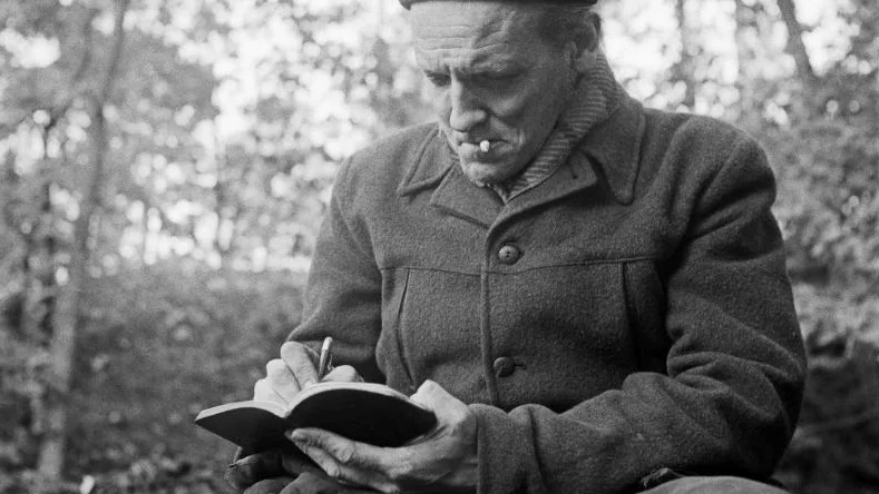 Repövning. Författaren Per Anders Fogelström på militär repetitionsövning i en hemvärnsskola. Här antecknar han i sin skrivbok.   1955-1955