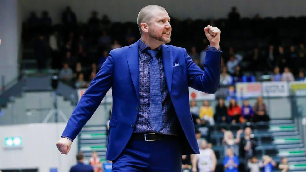Peter Öqvist lägger över pressen på Södertälje inför den fjärde semifinalen.