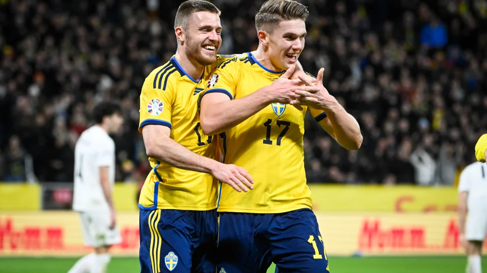 Viktor Gyökeres, till höger, jublar tillsammans med Mattias Svanberg efter sitt mål mot Azerbajdzjan i EM-kvalet. Arkivbild.