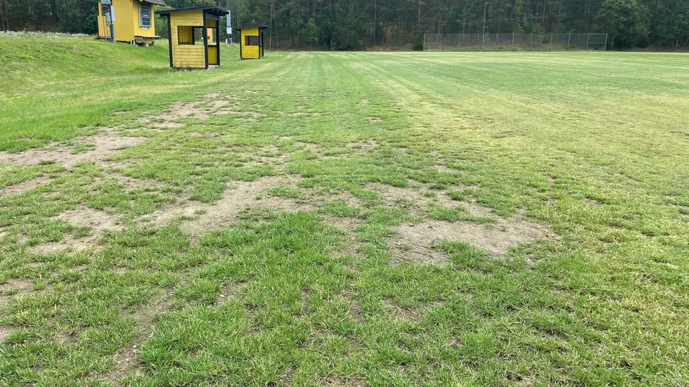 Katrineholms kommun satsade en dryg miljon kronor på att anlägga en ny fotbollsplan vid Stalls Backe. Men det var jobbet som gick fel. Gräset växer inte och nu måste arbetet göras om.