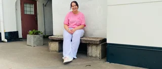 Nora Apell gör armband för att lyfta psykisk ohälsa