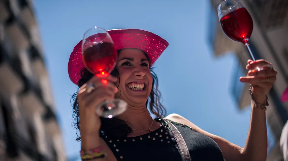Påverkas du av bilderna på öldrickande på bryggan, eller ett glas rosé i motljus, så att du känner ett sug efter att dricka, trots att du inte tänkt det? Debattörens tips är i så fall att rensa bland dina konton eller ta en paus från sociala medier.