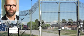 Intagen tog strupgrepp och rispade anställd med kniv 