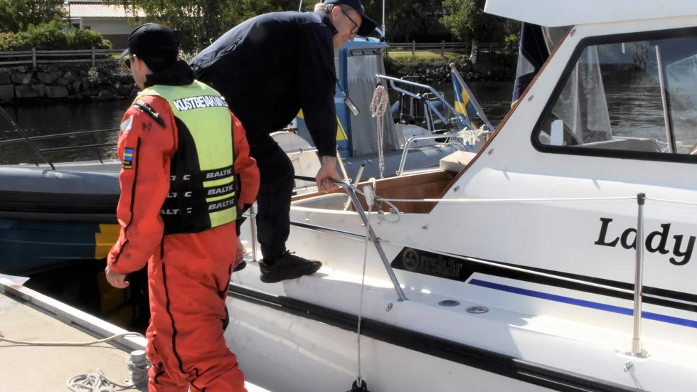 Polisinspektör Mikael Nilsson går ombord på den stulna båten för att kontrollera skador.