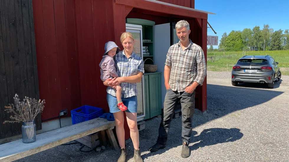 "Det är så med lantbruk, det är inte ett enda år som är det andra likt. Man är aldrig fullärd och man är beroende av väder och vind. Och det är ju det som är charmen, det är helt fantastiskt", säger Arthur Borg. Här tillsammans med frun Åsa Nyberg och sonen Jurian vid den nuvarande gårdsbutiken. 