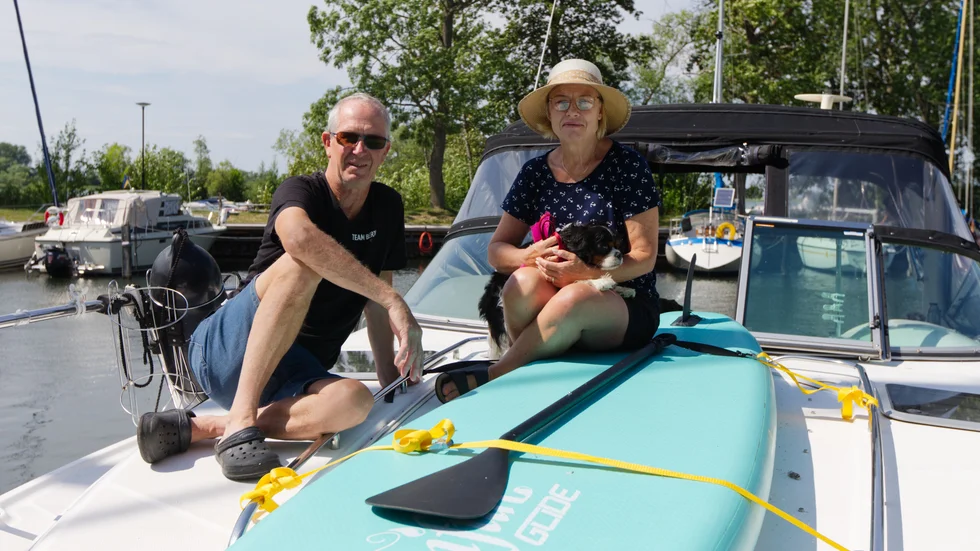 Bernt-Ove Sandsjö och Maria Österplan, Karlsborg: "Det är skönt att man kan räkna med en ny och fräsch mack här. Vi har råkat ut för att det inte har funkat, så därför tankar vi alltid lite innan. Man får tänka sig för innan man ger sig av, på andra sidan finns ingen mack förutom i Göta kanal i Karlsborg. Annars finns ingenting på den sidan".