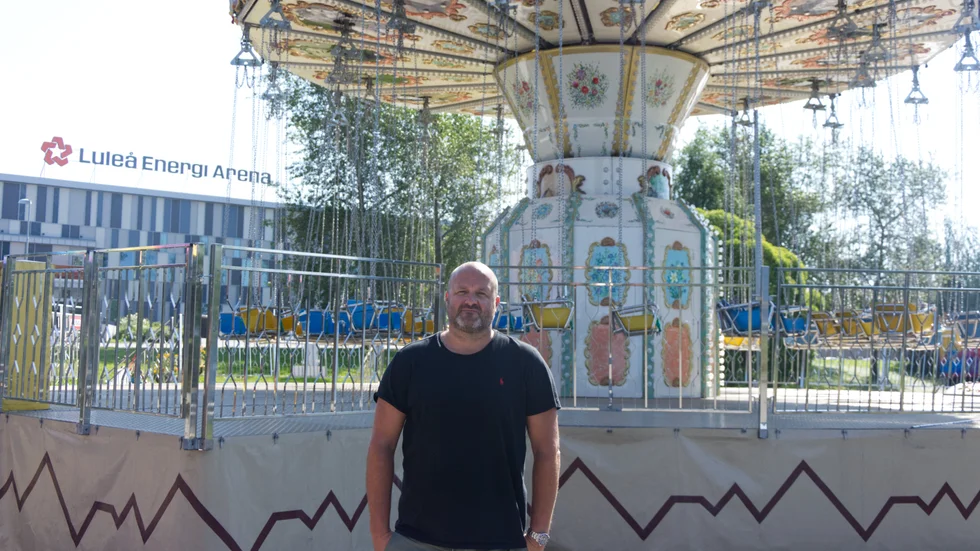 Kenny Andreasson visar upp slänggungan, årets nyhet på Axels tivoli i Luleå.
