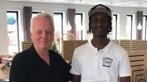 Göran Dahlström tillsammans med Mikael Tsegaye som får årets ungdomsledarstipendium som bär det förra kommunalrådets namn.