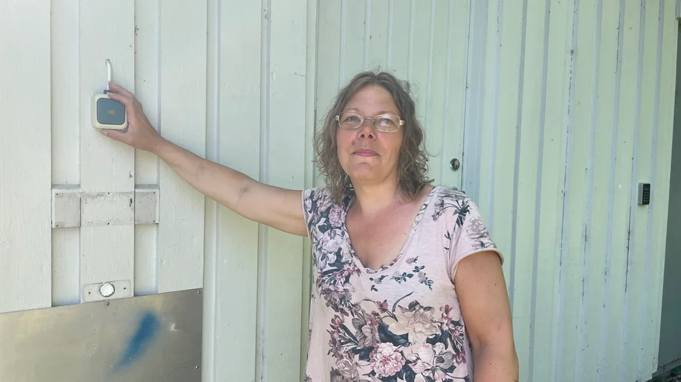Föreningens ordförande, Jenny Östlund, tycker att det är tråkigt att kranen tagits bort från Bie Brunnspark. Det var med den knapp hon håller handen på man, innan kranen tog bort, kunde smaka på det kända Bievattnet. 