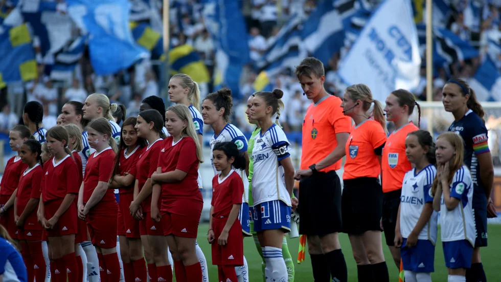 "Ännu så länge måste jag påstå att Linköpings FC är snäppet bättre fotbollsmässigt än nykomlingen i damallsvenskan IFK Norrköping. Men publikt sätt tar ”lillasyster” hem en jordskredsseger."