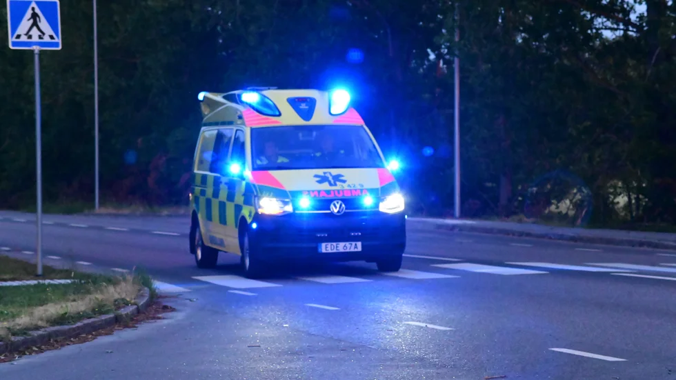 Ambulans larmades också till platsen.