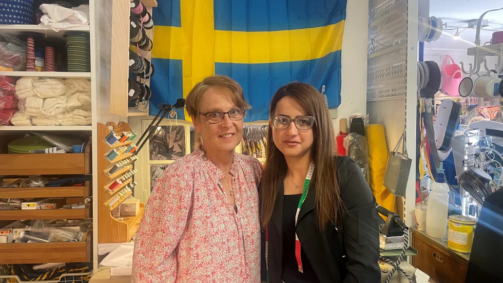 
Ägaren av Sverigedräkter Carina Jonsson tillsammans med kollegan Helen Mohammad.