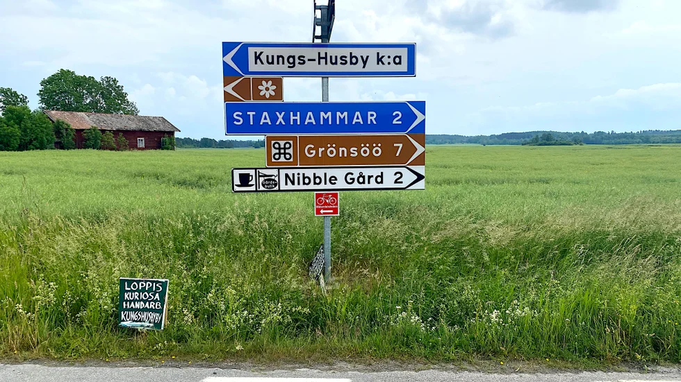 Grönsöö turistväg söder om Enköping har utsetts till Upplands vackraste väg av Riksförbundet M Sverige. "Grönsöövägen" går i en slinga söder om Boglösa och Grillby och invigdes 2009.