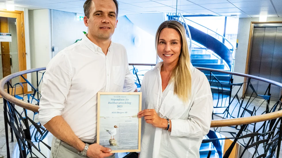 Mattias Eriksson, vice CFO och kontorschef Max i Luleå och Marie Köster, hållbarhetscontroller fanns på plats i stadshuset för att ta emot årets stipendium för hållbar utveckling.