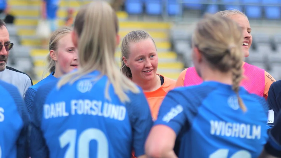 Uniteds målvakt Julia Langörgen stod för flera kvalificerade räddningar under bortamötet med Umeå i Elitettan.
