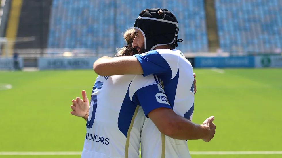 Kristoffer Khazeni kramas om av Christoffer Nyman efter sitt mål i träningsmatchen mellan IFK Norrköping och AIK.