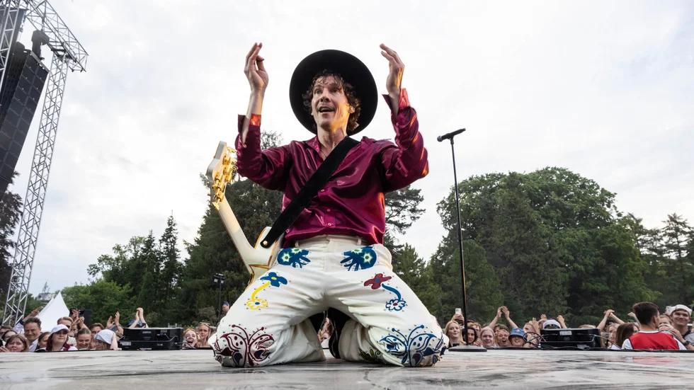 Håkan Hellström inledde konserten med låten "Jag är en wild story". 