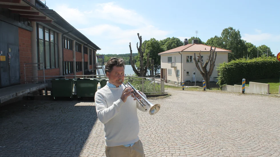 Claes Tilly upptäckte trumpeten när han som barn hörde en inspelning med jazzlegenden Louis Armstrong. Tilly blev sen elev på dåvarande Musikskolan, nu Kulturskolan Motala.