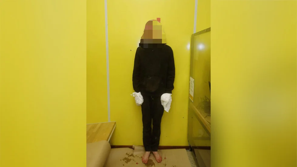 Misstänkte dubbelmördaren i Svartöstaden. Mannen i 20-årsåldern högg sin mor och äldre bror till döds i en besinningslös knivattack i hemmet, en tidig morgon i början av mars. Han har erkänt gärningarna och nu stundar rättegången.     