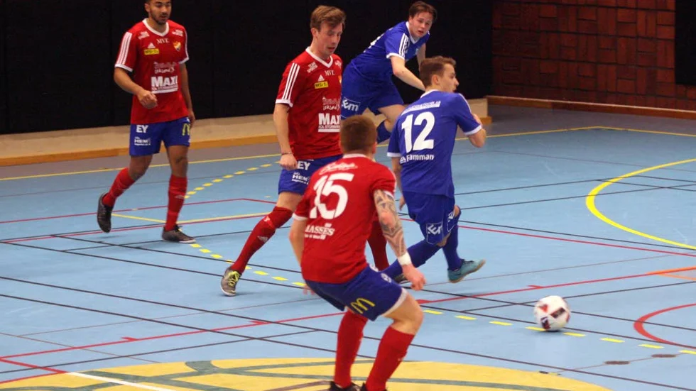 VIDARE. Boren tog sig vidare till slutspel, trots förlust här mot Hjulsbro. Även IFK Motala 1 går vidare till lördagen.