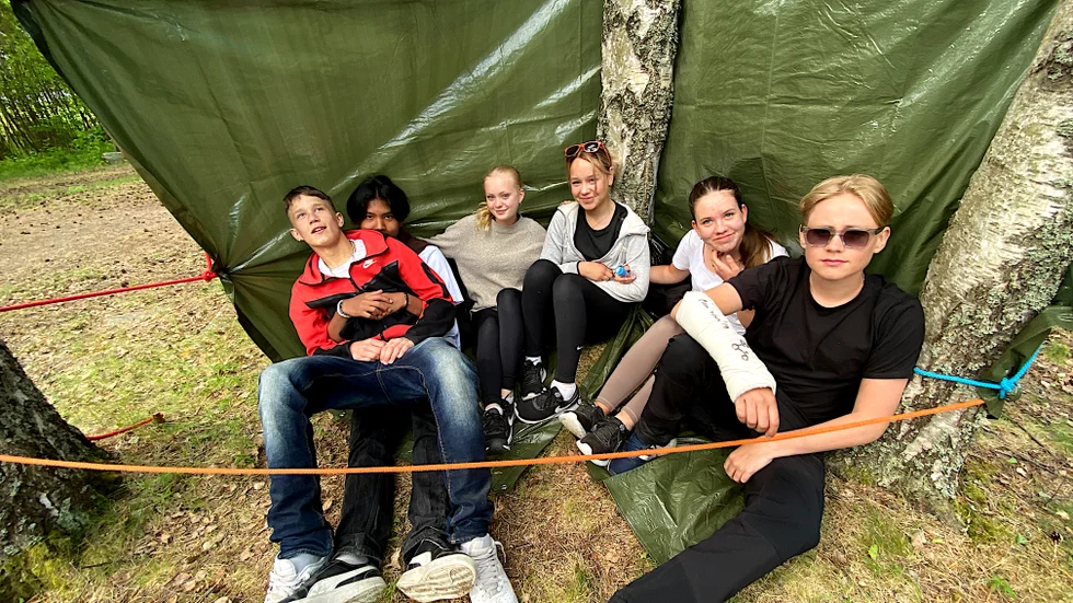 Kasper Stål, Hugo Holm, Ebba Hult, Lovisa Gelin, Saga Smith och Emil Tibblin vilar ut i sitt färdigbyggda vindskydd.