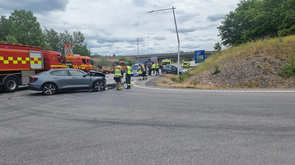 Räddningstjänsten på plats vid olyckan som skedde vid trafikplats Klinga.