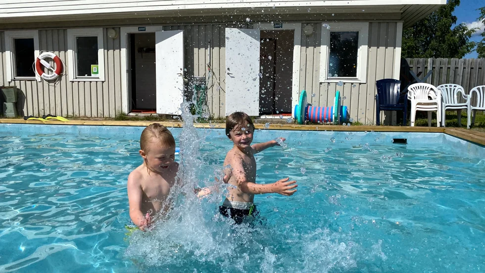 Syskonen Svante Kangas Kyrö och Axel Kangas Kyrö har åkt från grannbyn Junosuando i morse för att bada. "Jag ville mest av allt komma hit för att åka rutschkana", säger Svante till vänster i bild.