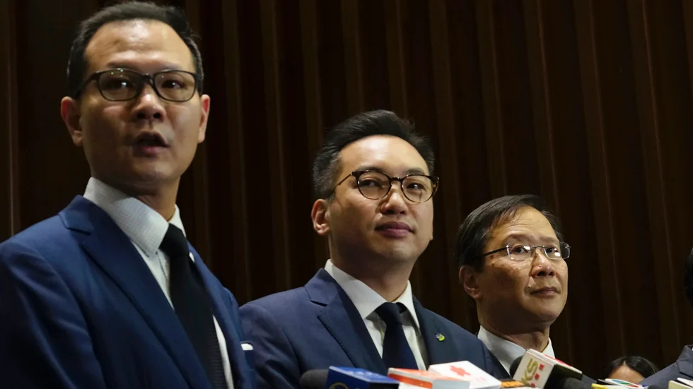 Den före detta politikern och demokratiaktivisten Dennis Kwok (till vänster) hör till dem som nu har fått ett pris på sitt huvud. Arkivbild.