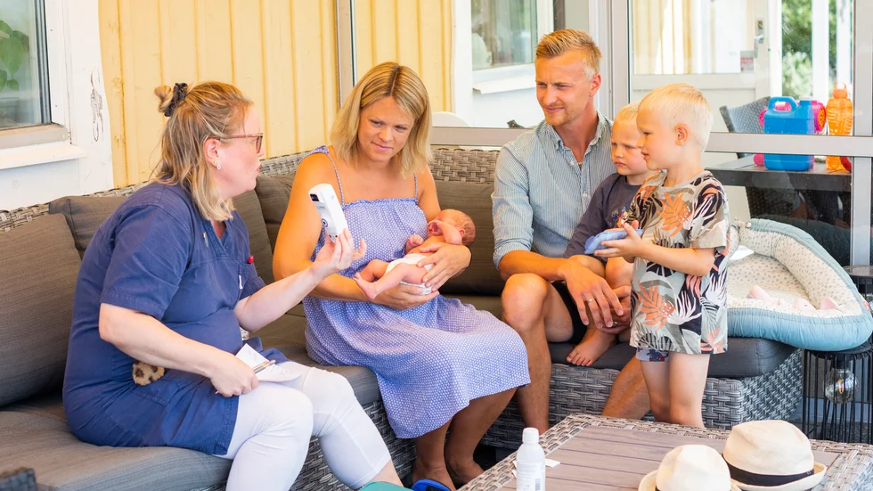 Barnmorskemottagningen Freja mottagning gör hembesök hos nyfödda i värmeböljan. Från vänster barnmorska Linnéa Sundlöf, mamma Sofia Krantz, pappa Gustav Anzén, Ludwig, 2 år och William, 4 år. I mammas famn ligger nyfödda dottern som inte ännu fått något namn.